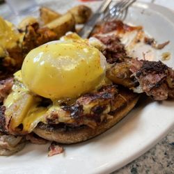 The Ugly Mug Diner - Dueling Hash Benedict