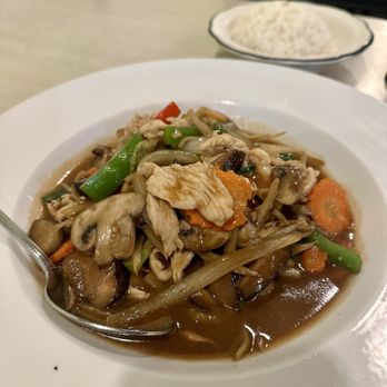 Ban Mai Thai - Ginger stir fry with chicken - Sushi Bars Near Me - Grants Pass, Oregon