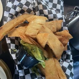 Tortilla frita y aguacate Tortilla frita y aguacate