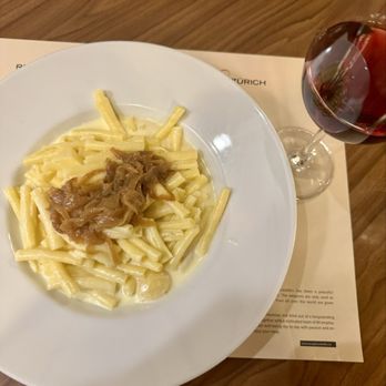 Zeughauskeller - Mac n cheese with caramelized onion - delicious - Swiss Food Near Me - Zürich, ZH