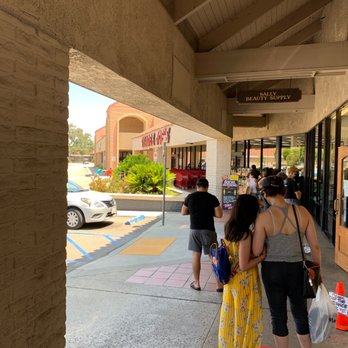 Trader Joe's - Long line at Trader Joe's - Grocery Near Me - Monrovia, California