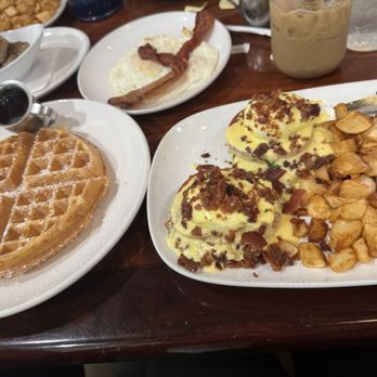 Another Broken Egg Cafe - Breakfast & Brunch Near Me - Burbank, California