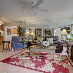 Carolina Elegance - Large sitting area over looking pool