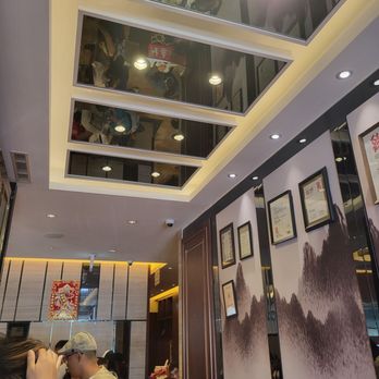 Yue Restaurant - Opening hallway - Seafood Near Me - Richmond, British Columbia Yue Restaurant - Opening hallway - Seafood Near Me - Richmond, British Columbia