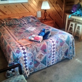 Giant Oaks Lodge - Room 104 - Hotels Near Me - Running Springs, California Giant Oaks Lodge - Room 104 - Hotels Near Me - Running Springs, California