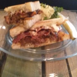 State 48 Tavern - Three little pigs