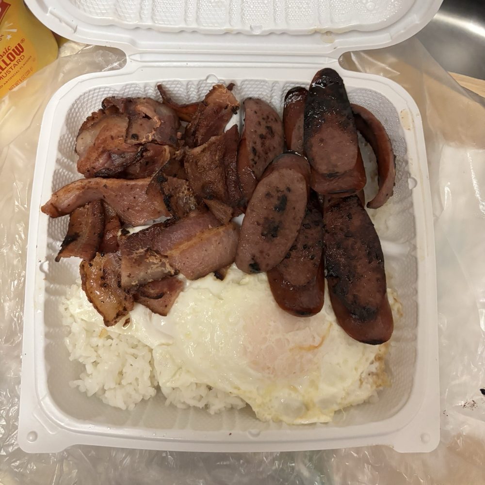 Bacon and some kind of sausage (not Portuguese). Supposed to be bacon and Portuguese sausage.