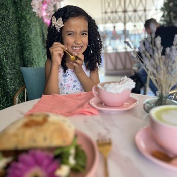 GD Cakes - Mi hija disfrutando un chocolate caliente - Patisserie/Cake Shop Near Me - San Juan, Puerto Rico