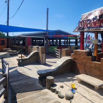Middendorf's - Manchac - Outdoor seating - Seafood Near Me - Akers, Louisiana