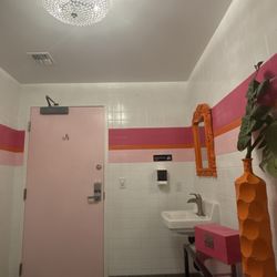 Chevron - Clean bathroom
