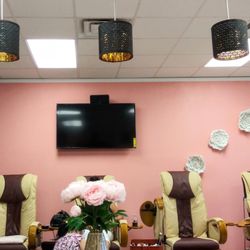 Luxury Nail Spa - Great chairs reach the neck and shouders