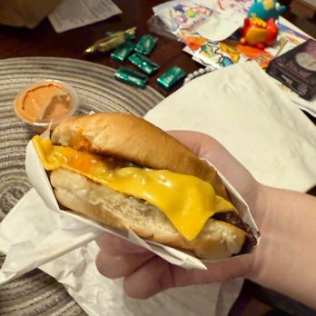 Burger Club - Simple but tasty cheeseburger - Burgers Near Me - San Jose, California Burger Club - Simple but tasty cheeseburger - Burgers Near Me - San Jose, California