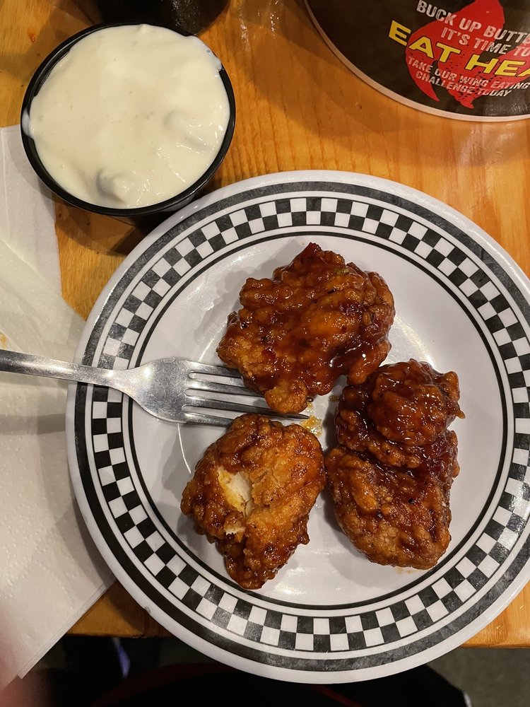 QUAKER STEAK & LUBE ERIE Updated November 2024 162 Photos & 153