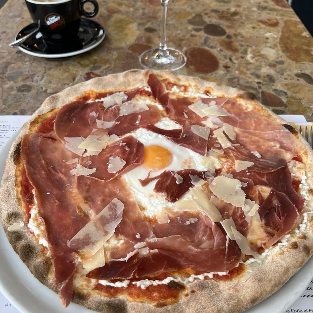 ZeroZero - Pugliese: Tomate biológico, mozzarella fiordilatte, presunto de Parma 18 meses, ricota, ovo e parmigiano reggiano 16 meses. 21,50 € - Pizza Near Me - Lisbon, 11