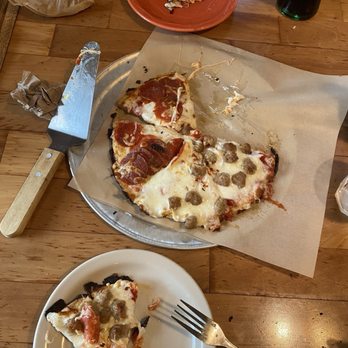 Van Go's Pizza - Gluten free pizza pepperoni and sausage - Pizza Near Me - Friday Harbor, Washington
