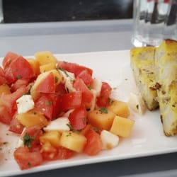 À Chacun son Pain - Fritata et salade tomates, melon et bocconcini