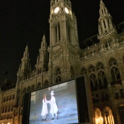 Filmfestival am Rathausplatz - 10pm and lots of crowds