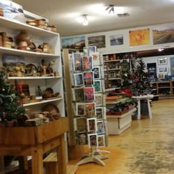 Hand Goods - A spacious store - You can't tell this from the outside