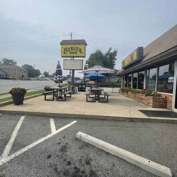 Burger Inn - Exterior/Patio - Breakfast & Brunch Near Me - Woodstock, Georgia