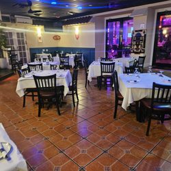 El Ajicito Peruvian Restaurant - Middle dining room was empty