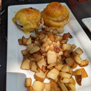 Daily Jam - Breakfast & Brunch Restaurant - Classic eggs Benedict with crispy potatoes - New American Near Me - Tempe, Arizona