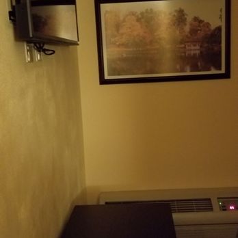 Main Street Inn - Tv and table - Hotels Near Me - Blacksburg, Virginia