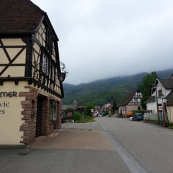 Nusbaumer Distillerie - Brennerei Gebäude auf der anderen Straßenseite