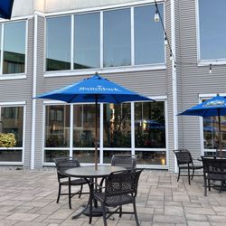 252 tavern - Restaurant patio