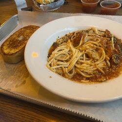 Ole Rooste - Kids spaghetti with toast, oranges, and treat