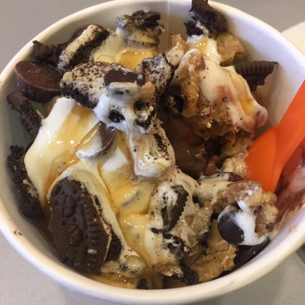 Vanilla and chocolate froyo with cookie dough, caramel cups, Oreos, marshmallow and caramel drizzle Vanilla and chocolate froyo with cookie dough, caramel cups, Oreos, marshmallow and caramel drizzle