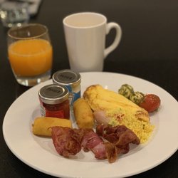 Stripes - Breakfast at the hotel
