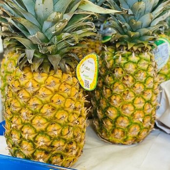 Super Mercado El Local - pineapples on display - Grocery Near Me - Green Bay, Wisconsin Super Mercado El Local - pineapples on display - Grocery Near Me - Green Bay, Wisconsin