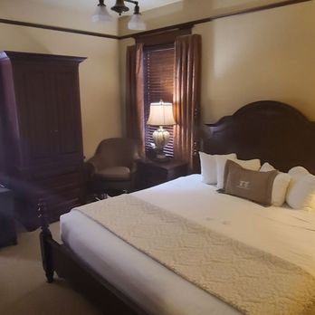 Sacajawea Hotel - Bedroom in hotel - Hotels Near Me - Three Forks, Montana