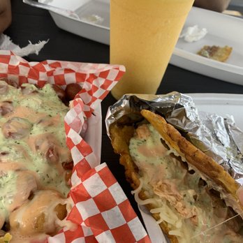 Cali Antojos - Salchipapa, Patacón con pollo, y jugo de Maracuya (passion fruit). - Colombian Near Me - Cypress, Texas Cali Antojos - Salchipapa, Patacón con pollo, y jugo de Maracuya (passion fruit). - Colombian Near Me - Cypress, Texas