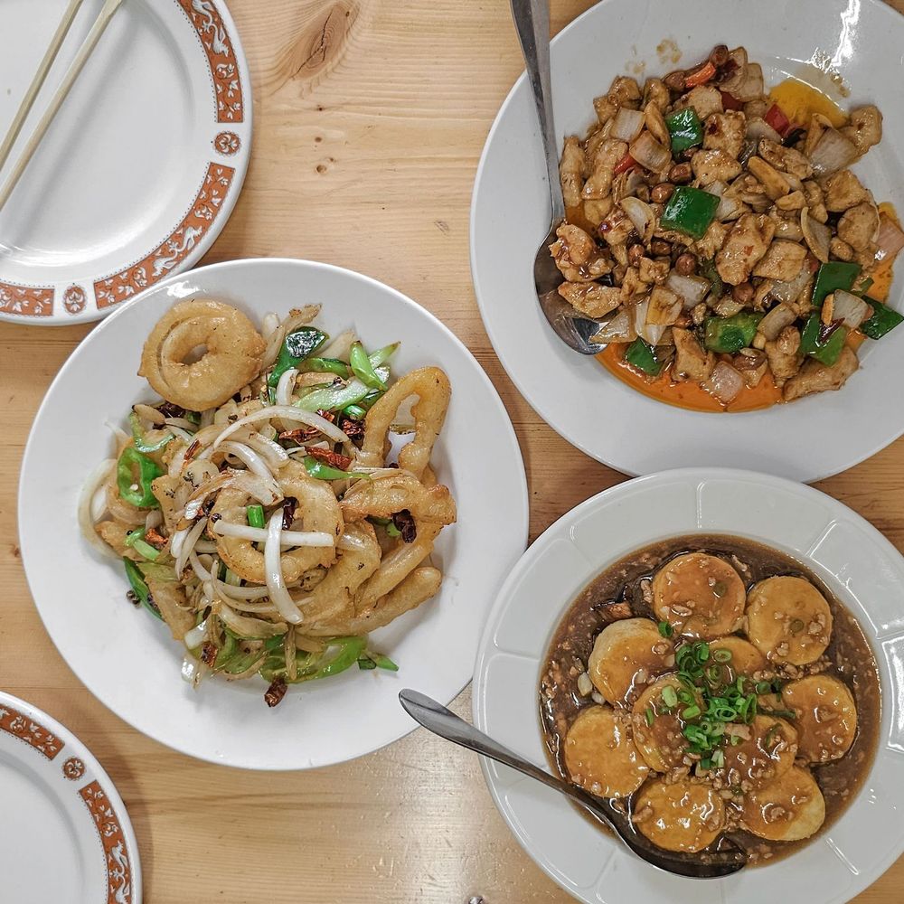 Hong Mère - three plates of food on a wooden table - Chinese Near Me - Verdun, Quebec Hong Mère - three plates of food on a wooden table - Chinese Near Me - Verdun, Quebec