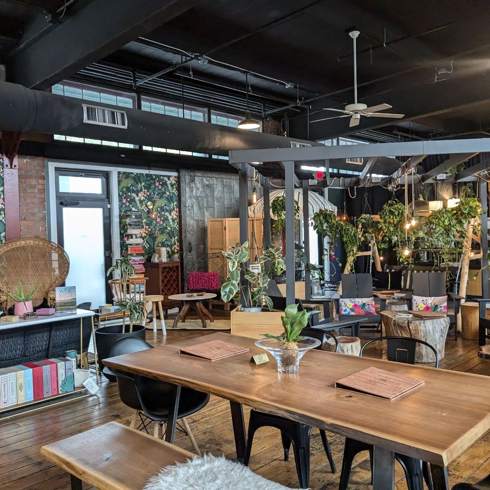 Putnam’s vine/yard - Wine Bars Near Me - Hartford, Vermont