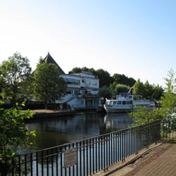 Franky's im Wasserbahnhof - Der Wasserbahnhof heißt nicht umsonst so da er Start- und Zielhafen ist von mehreren Schiffen der Weißen Flotte.