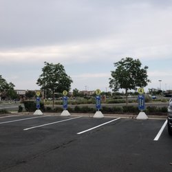 Best Buy S.E. Aurora - Curb side pick up parking spots