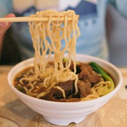 Dumpling World - 紅燒牛肉麵 Braised Beef Noodle Soup