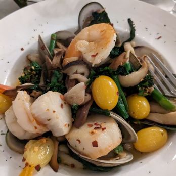 Bellissimo - Cavatelli special with diver scallops, New Zealand mussels, jumbo shrimp, broccoli rabe, white white and garlic... Was delicious! - Italian Near Me - Montvale, New Jersey
