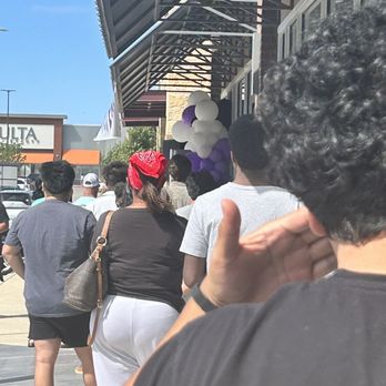 Cinnaholic - Line on opening day - Bakeries Near Me - Grand Prairie, Texas