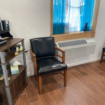 Speed Auto Glass - Waiting area - Auto Glass Services Near Me - Alexandria, Virginia Speed Auto Glass - Waiting area - Auto Glass Services Near Me - Alexandria, Virginia