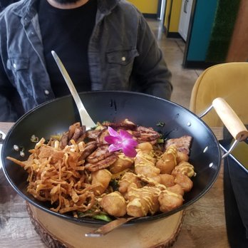375 Social Kitchen - Lo-Mein Wok with Pork Belly and Crispy Cauliflower - Asian Fusion Near Me - Universal City, Texas 375 Social Kitchen - Lo-Mein Wok with Pork Belly and Crispy Cauliflower - Asian Fusion Near Me - Universal City, Texas