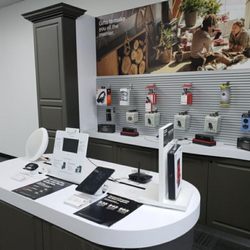 Verizon Wireless Authorized Retailer - Interior