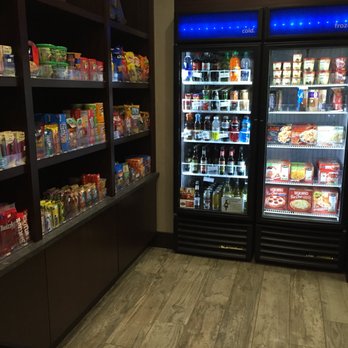 Hampton Inn & Suites Bend - Cute little convenience market in lobby. - Hotels Near Me - Bend, Oregon