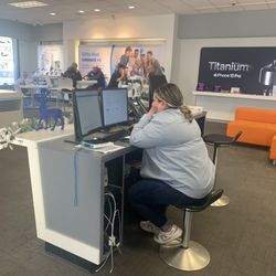 AT&T Store - Avoid this useless manager.