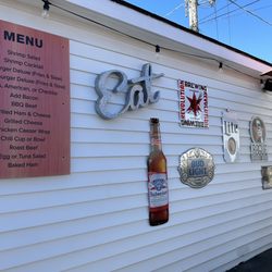 Charlie Beinlich's Food & Tap - Charming outdoor dinning  space