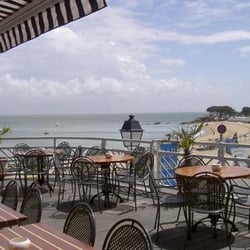 La Potinière - La terrasse, dominant la Plage des Dames.A l'arrière plan, la Pointe Saint Pierre