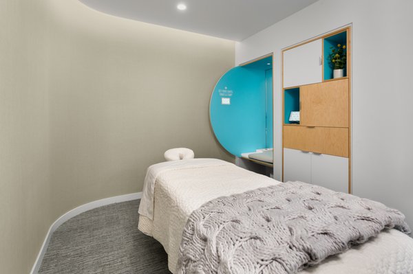 Squeeze Massage - Rogers - Our Rogers location can be found on Pinnacle Hills Parkway, on the first floor of the Uptown Terrace residential complex. Squeeze Rogers has 9 gorgeous massage suites and offers a high-end experience at an affordable price. Your choice of deep tissue, heat therapy, percussion therapy and aromatherapy are all included in the price of your massage, and we also have a pretty sweet app that makes booking, paying, tipping, and rating easy, peasy, Squeezy. Squeeze Massage - Rogers - Our Rogers location can be found on Pinnacle Hills Parkway, on the first floor of the Uptown Terrace residential complex. Squeeze Rogers has 9 gorgeous massage suites and offers a high-end experience at an affordable price. Your choice of deep tissue, heat therapy, percussion therapy and aromatherapy are all included in the price of your massage, and we also have a pretty sweet app that makes booking, paying, tipping, and rating easy, peasy, Squeezy.