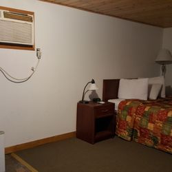 Sagebrush Inn - Economy Single Queen offering Full bathroom, Microwave, Refrigerator, Flat Screen TV and Coffee pot,